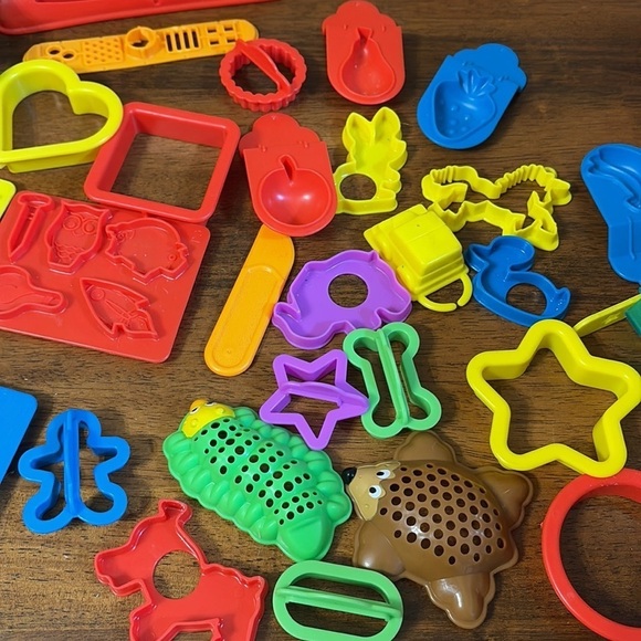 PRE OWNED 35 PIECE PLAY DOH ACCESSORY LOT - Picture 4 of 6